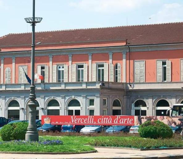 Apartamento Monolocale Antica Argenteria Stazione E Centro A Due Passi Vercelli Exterior foto